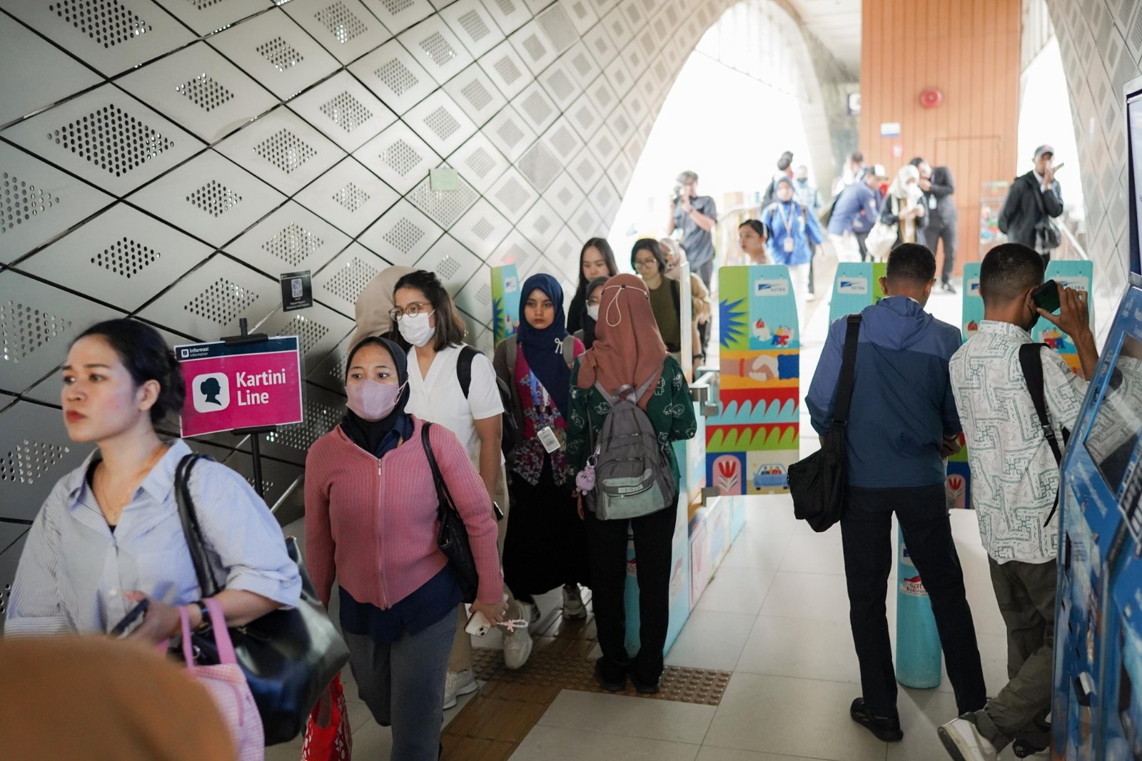 Perempuan Naik Transjakarta, MRT & LRT Gratis di Hari Kartini, Ini Syaratnya!